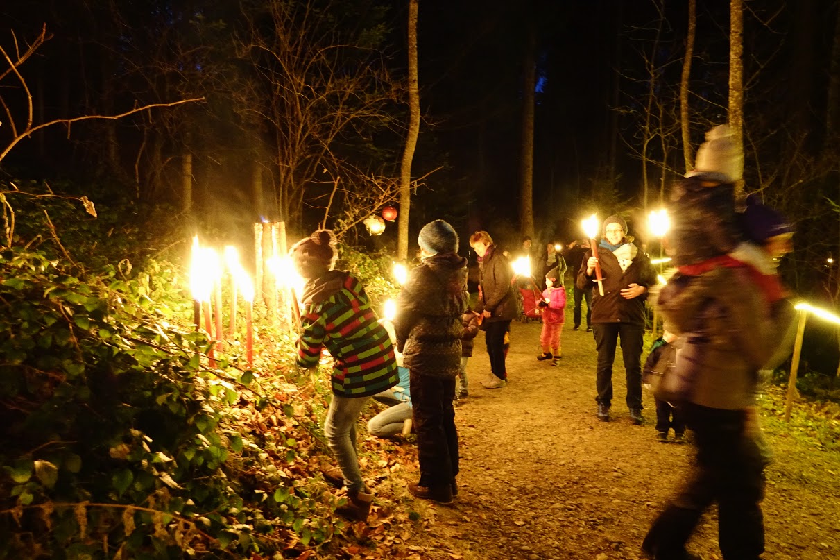 De Samichlaus chunt in Wienachtswald